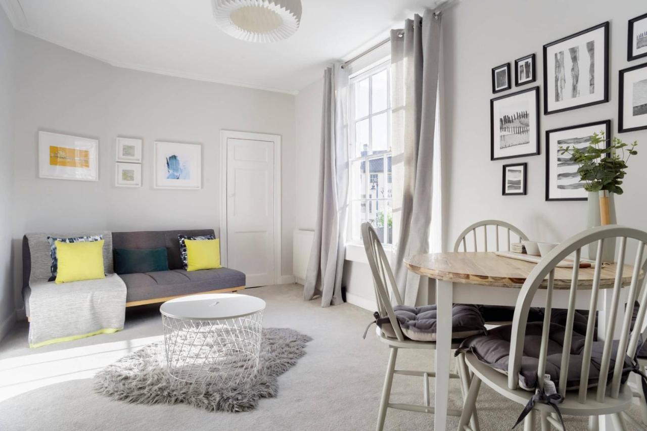 The Apartment, Bath Luaran gambar