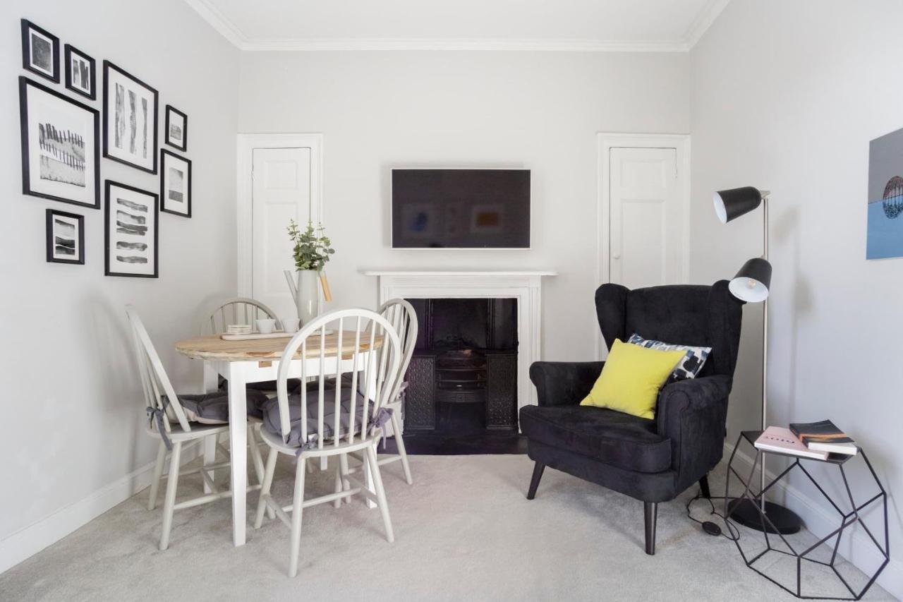 The Apartment, Bath Luaran gambar