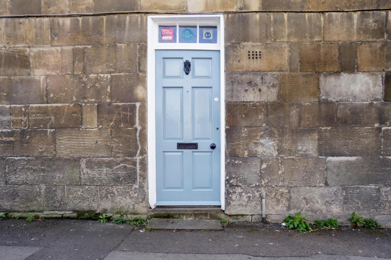 The Apartment, Bath Luaran gambar