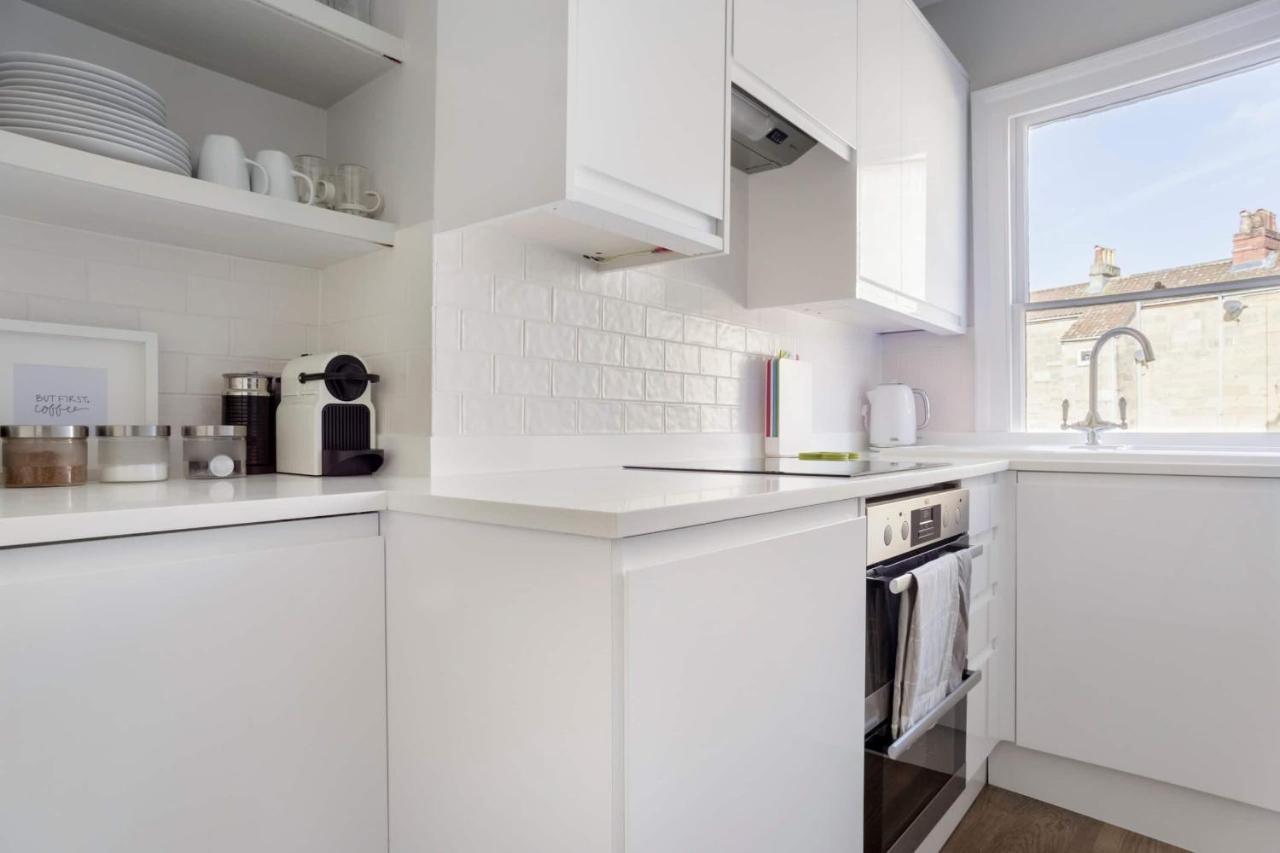 The Apartment, Bath Luaran gambar