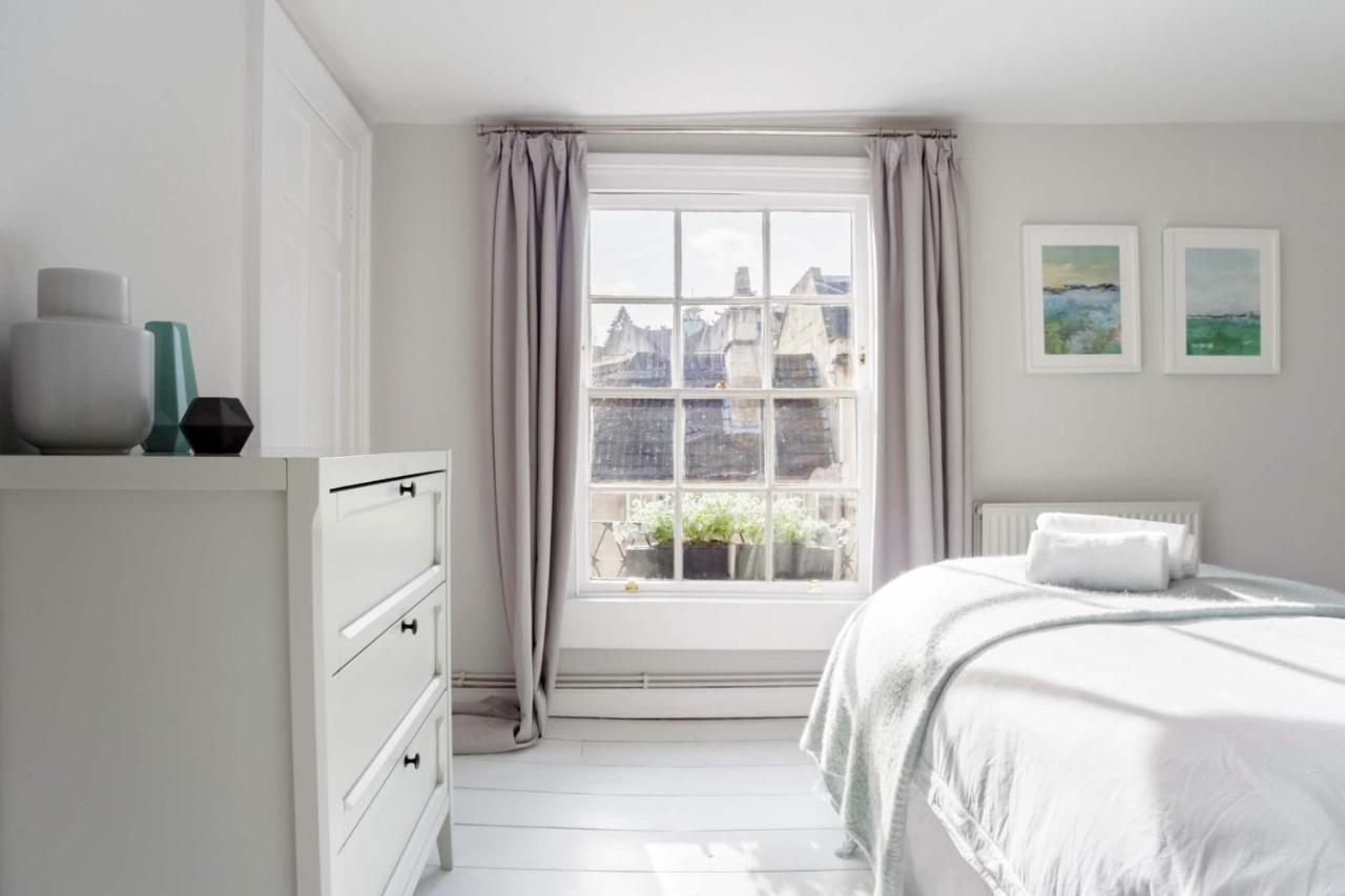 The Apartment, Bath Luaran gambar