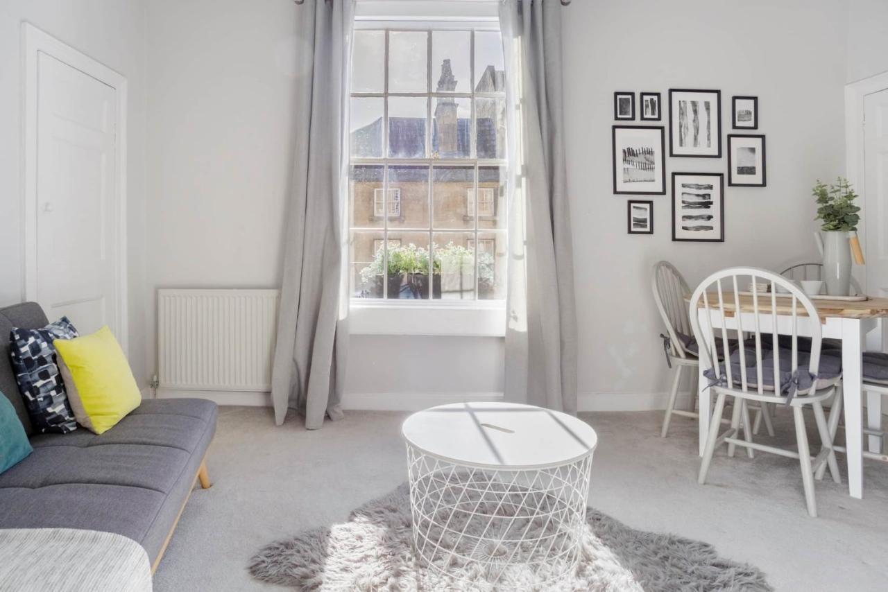 The Apartment, Bath Luaran gambar