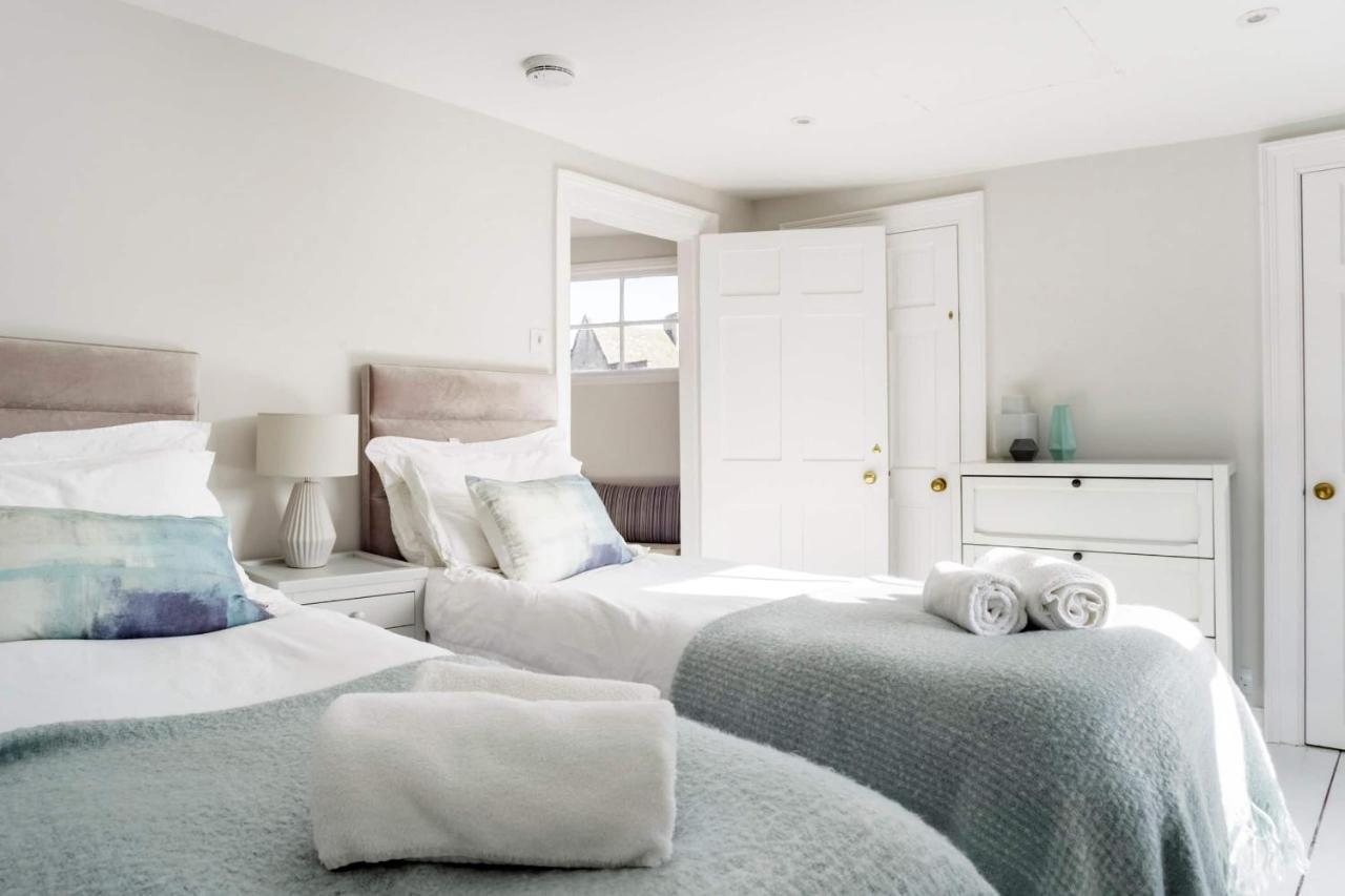 The Apartment, Bath Luaran gambar