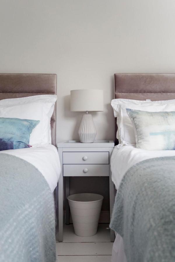 The Apartment, Bath Luaran gambar