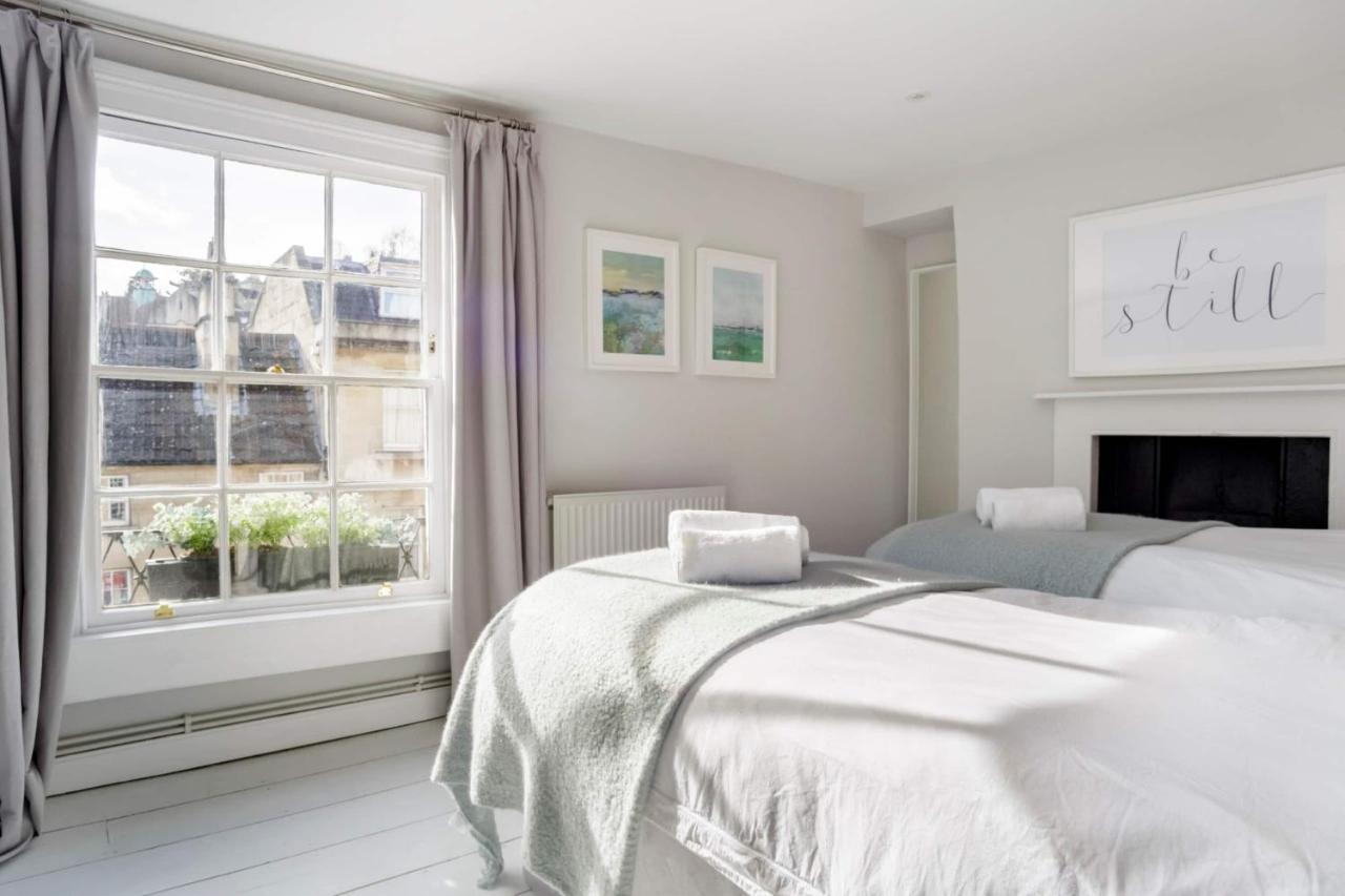 The Apartment, Bath Luaran gambar