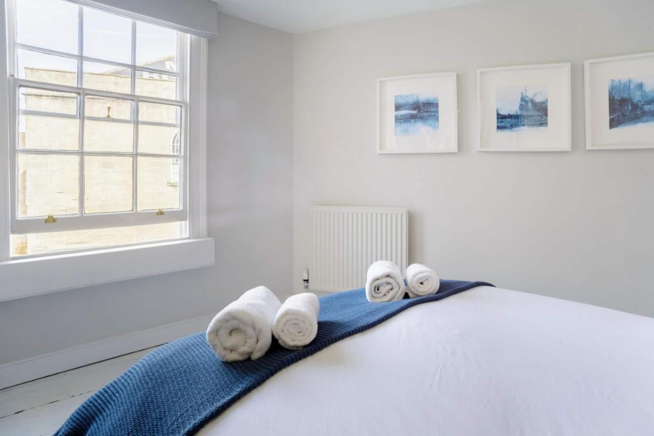 The Apartment, Bath Luaran gambar