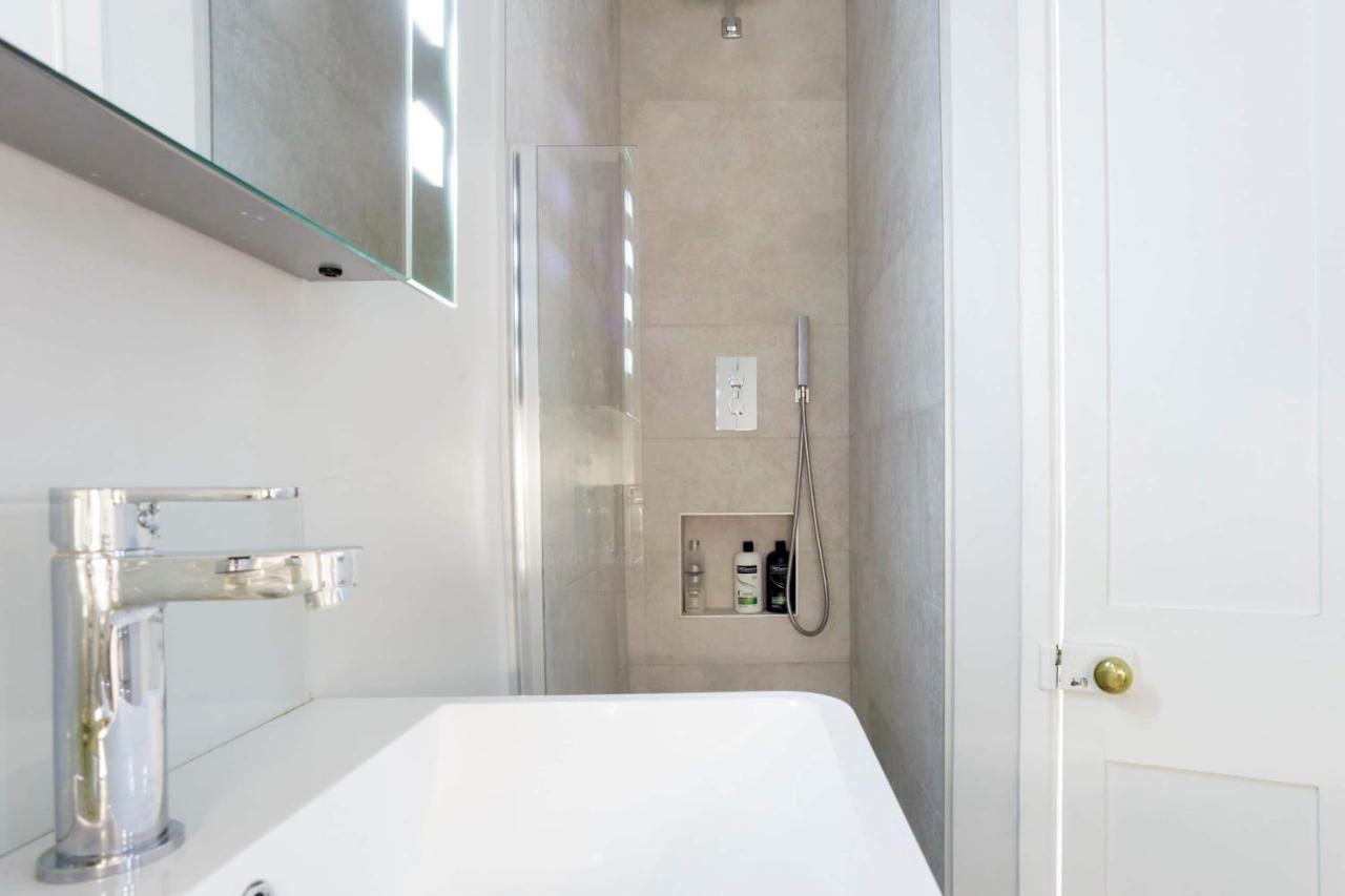 The Apartment, Bath Luaran gambar