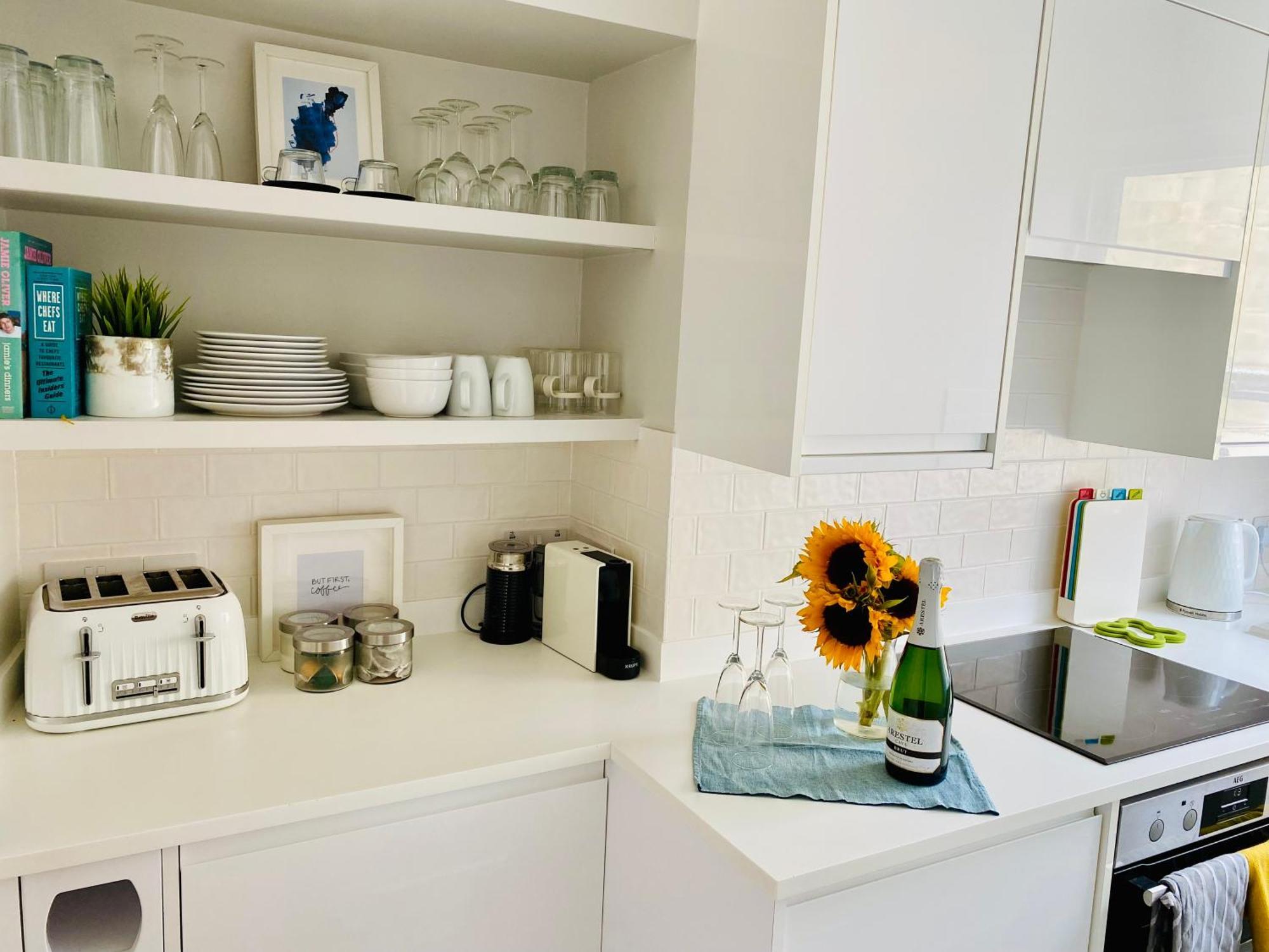 The Apartment, Bath Luaran gambar