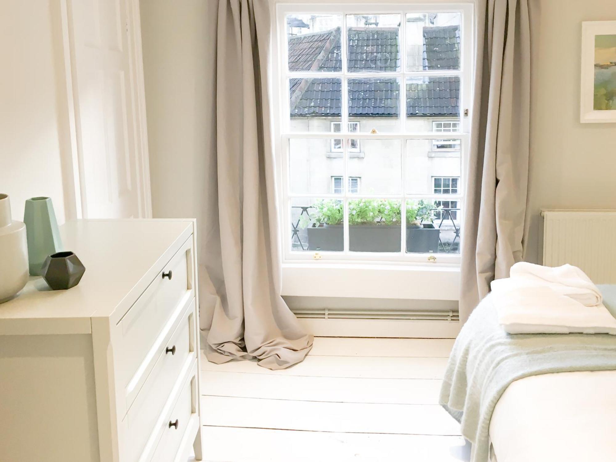 The Apartment, Bath Luaran gambar