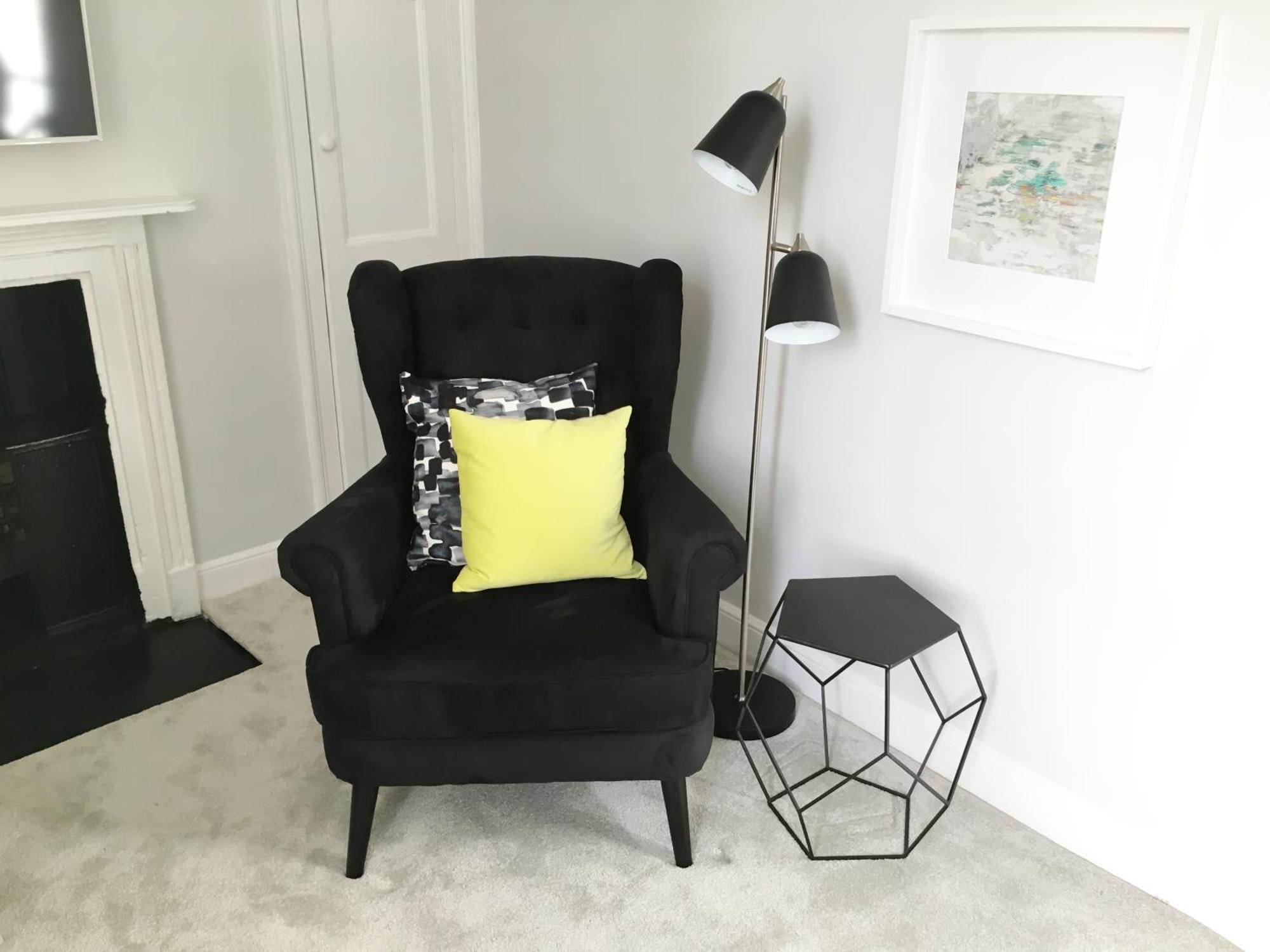 The Apartment, Bath Luaran gambar