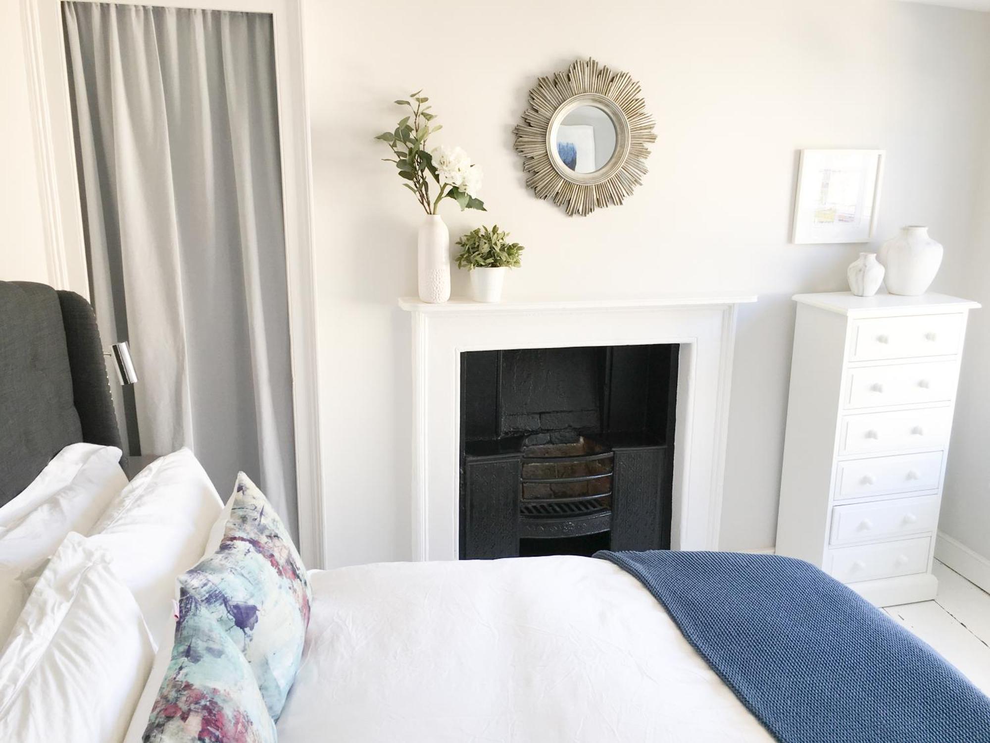 The Apartment, Bath Luaran gambar