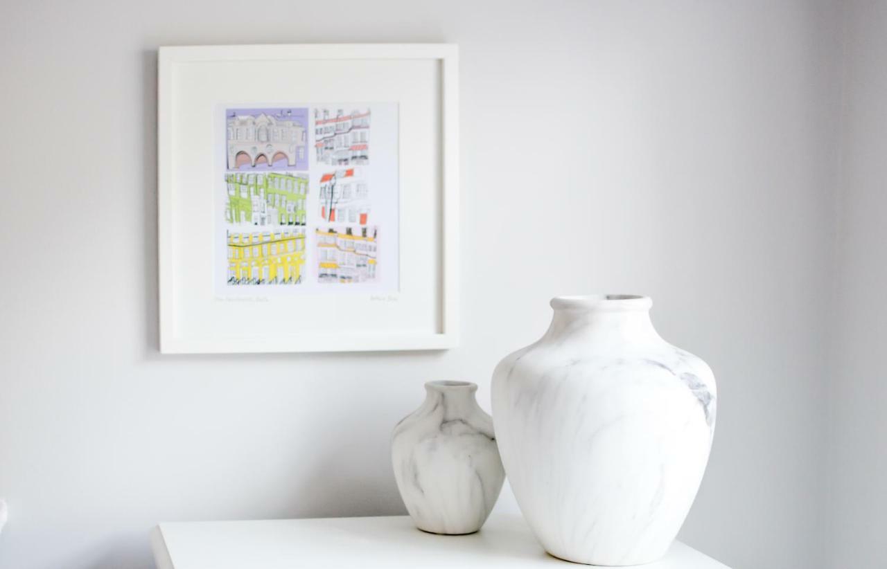 The Apartment, Bath Luaran gambar