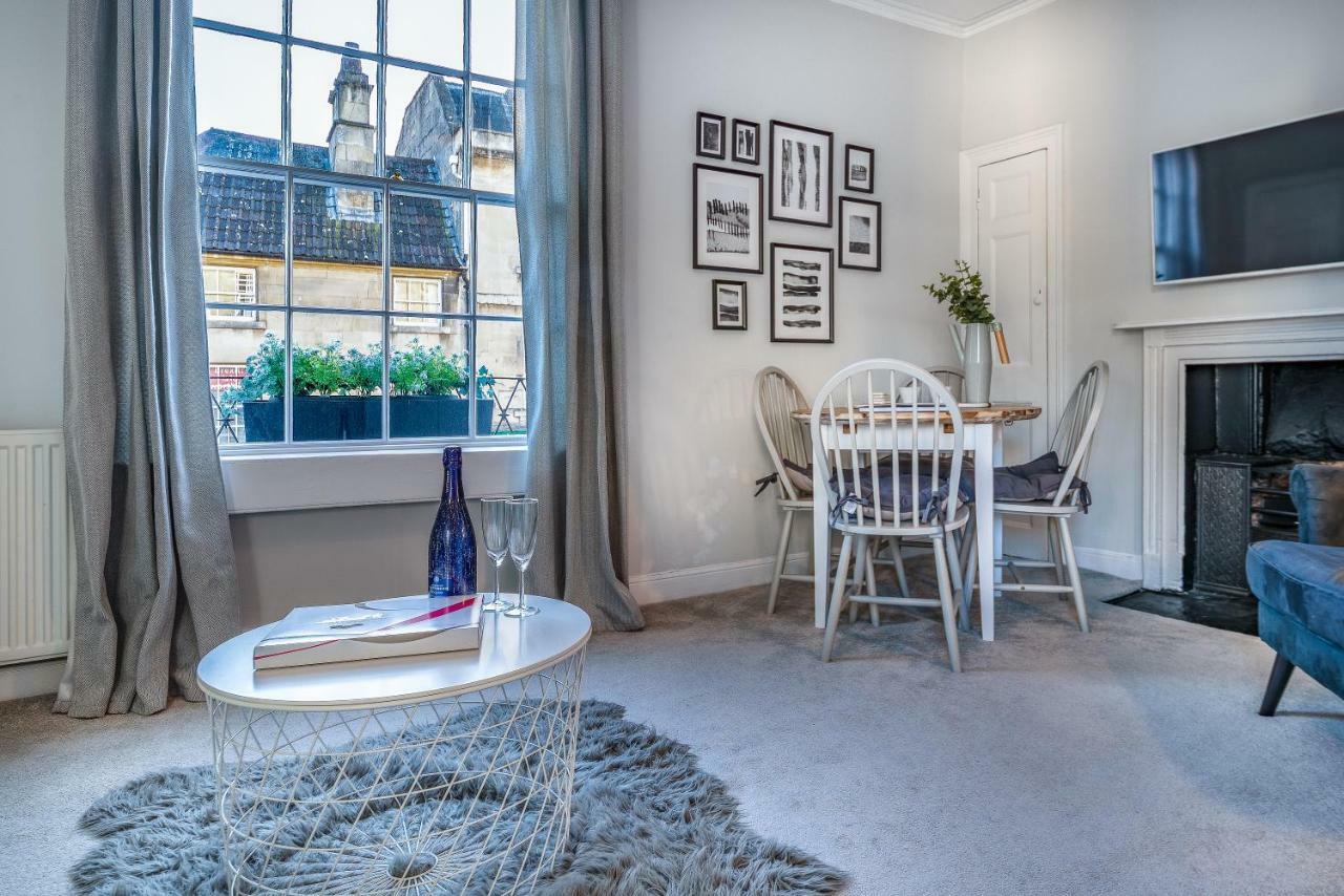 The Apartment, Bath Luaran gambar