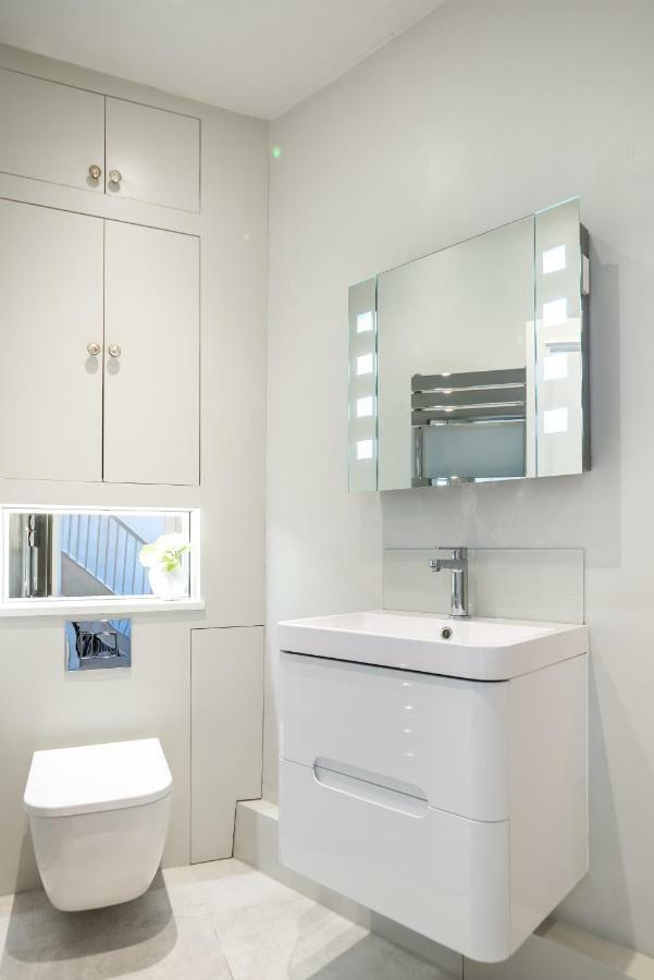 The Apartment, Bath Luaran gambar